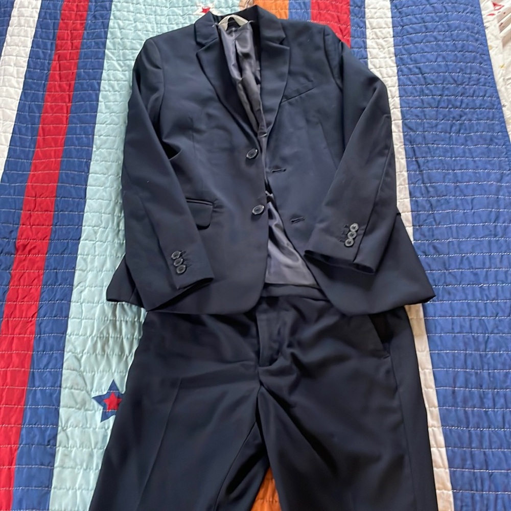 Navy blue size 9-10 boys suit. Worn once
